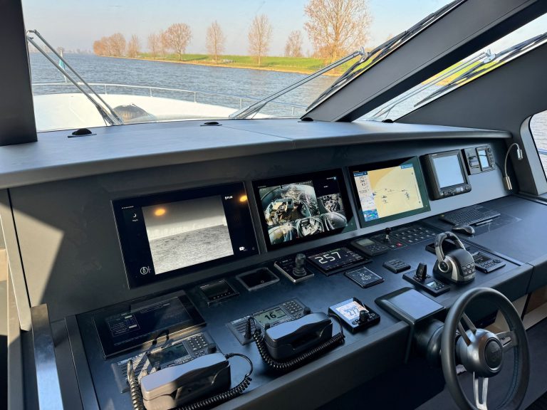 Holland Nautic - uw partner voor navigatie en communicatie apparatuur voor (zeil)jachten en schepen